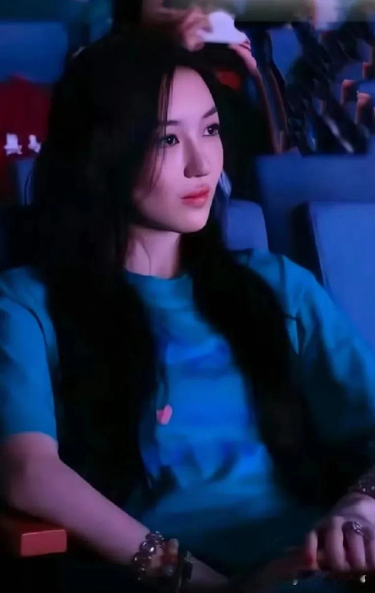 哇！李嫣这变化也太大了吧，真·女大十八变，现在看也太好看了！
 
完全看不到小时