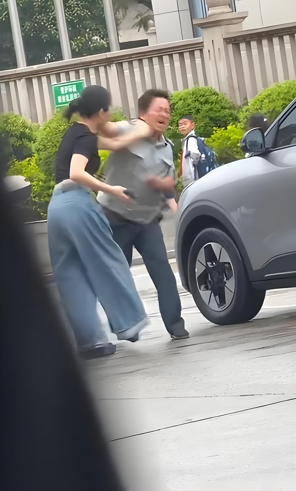 清醒的人一看就明白，保安的言行举止简直就是狂魔，完全不顾职业操守和基本尊重。
细