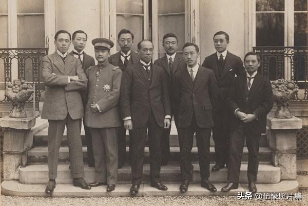 1919年，中国欧洲考察团在巴黎的合影，其中左二为蒋百里、左三为梁启超、左四为张