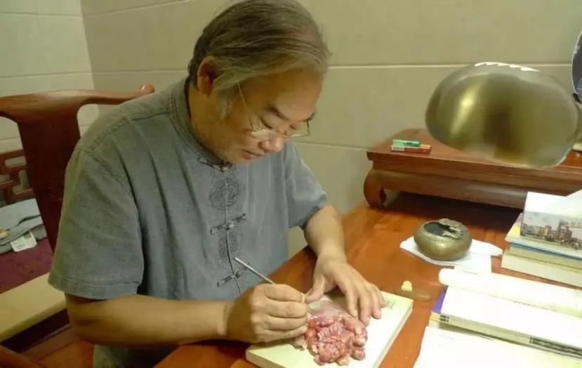 ＂不治了，省点钱。＂2000年，张翼被查出直肠癌晚期，医生说最多活不过两月。张翼