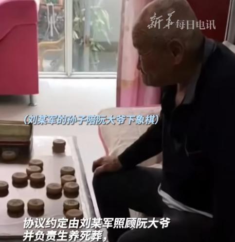 北京一老人用老宅作为报酬，换同村小伙给他养老！谁知6年后老宅拆迁，老人分到380