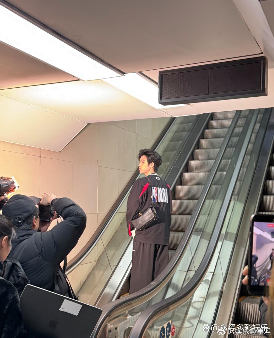 陈飞宇亮相大连中山广场啦！他穿着运动装，却散发出时尚新潮的气息，被拍了也不恼，而