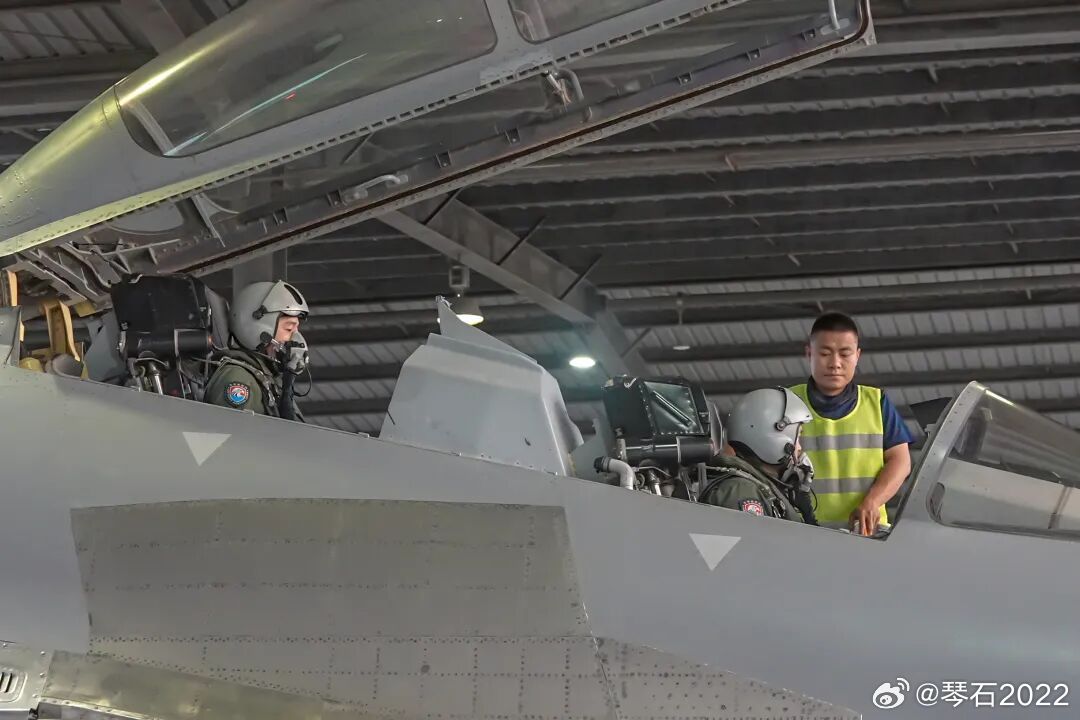 空军轮战西部战区空军某部千里机动，远赴某海域开展海上实战化训练，提升全域作战能力