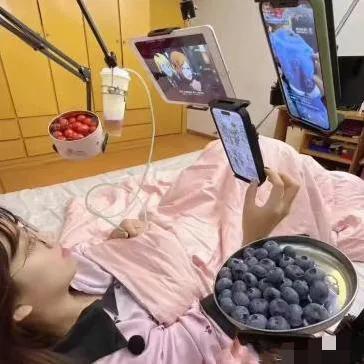 看人家，躺着就把钱赚了。
网络直播养了一群懒癌晚期患者。
再过三年，她还能站起来