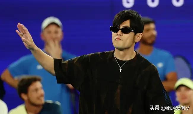 周杰伦跨界亮相澳网“一球制胜”特别赛，5秒就被ACE球送走，光速出局！

虽然挑