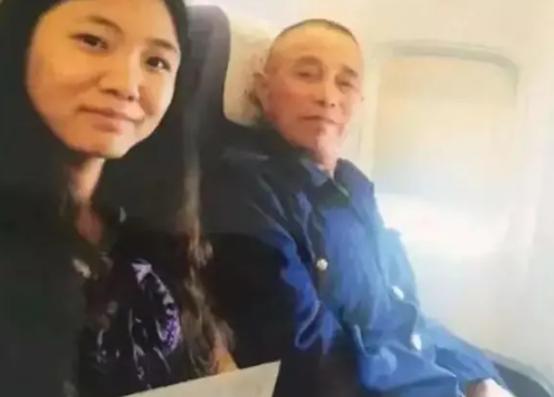 1987年湖北荆州的冬天，风跟刀子似的刮。

肖崇阳和祁春兰缩着脖子往家走，街角