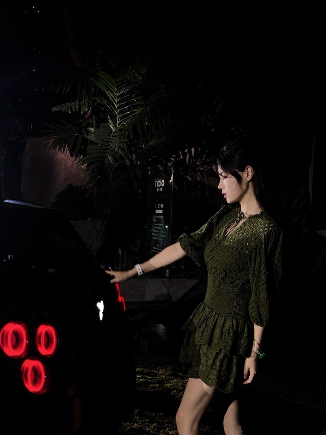 不是所有的绿都叫“自发光”。暗调画面里，人和车都在安静地亮着。自在发光 上海