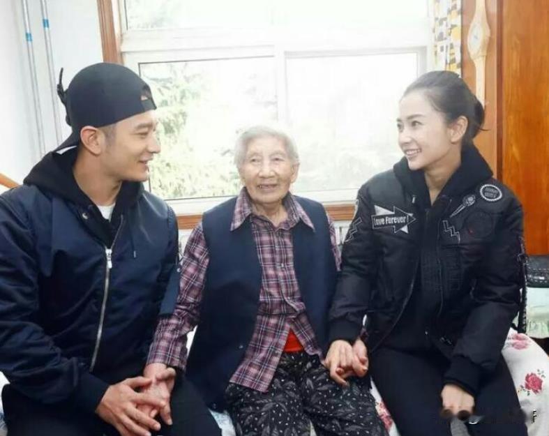 9年前，黄晓明带着baby回到了自己的家乡青岛去做公益，夫唱妇随的画面好温馨。可