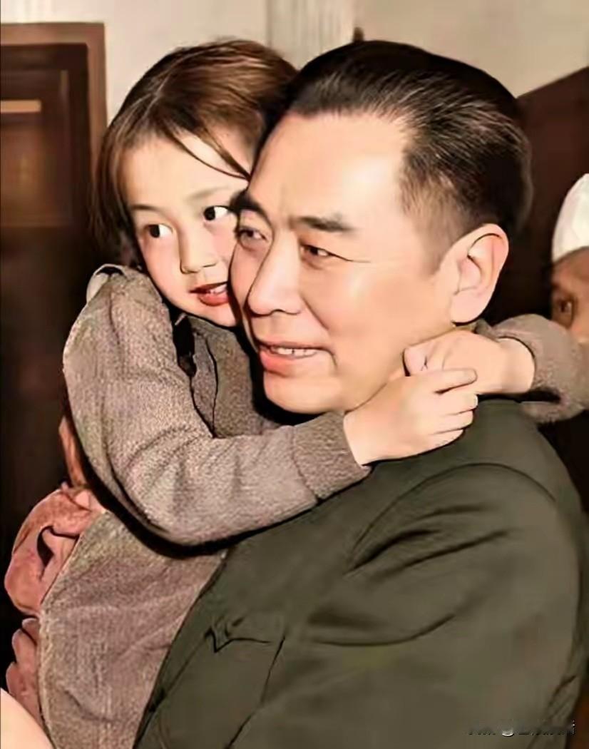 不知总理怀中这位漂亮而幸福的小女孩是谁？能得总理如此疼爱，想必一定不简单，长大后