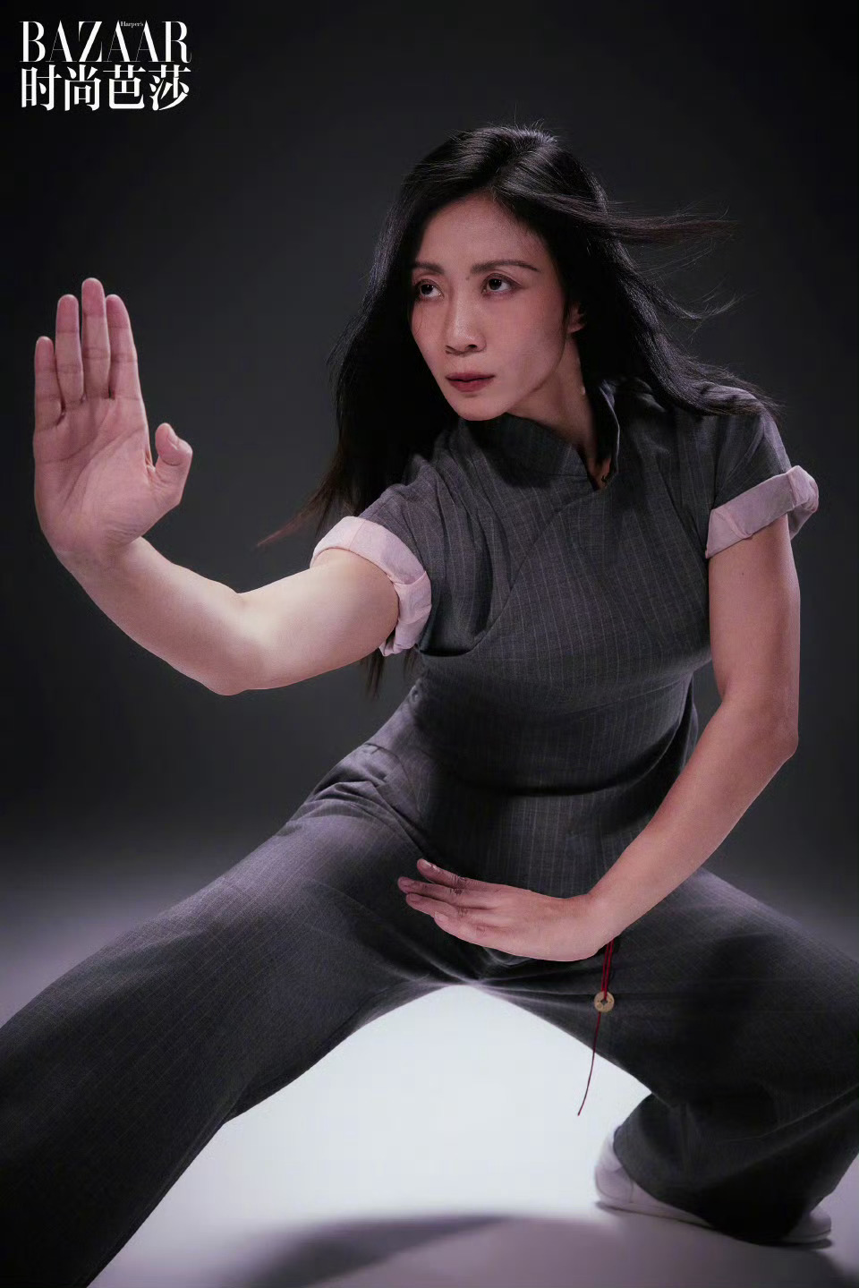 时尚芭莎十月刊中国武侠特辑国家武英级运动员、动作演员周小飞担任武术设计，她为特辑