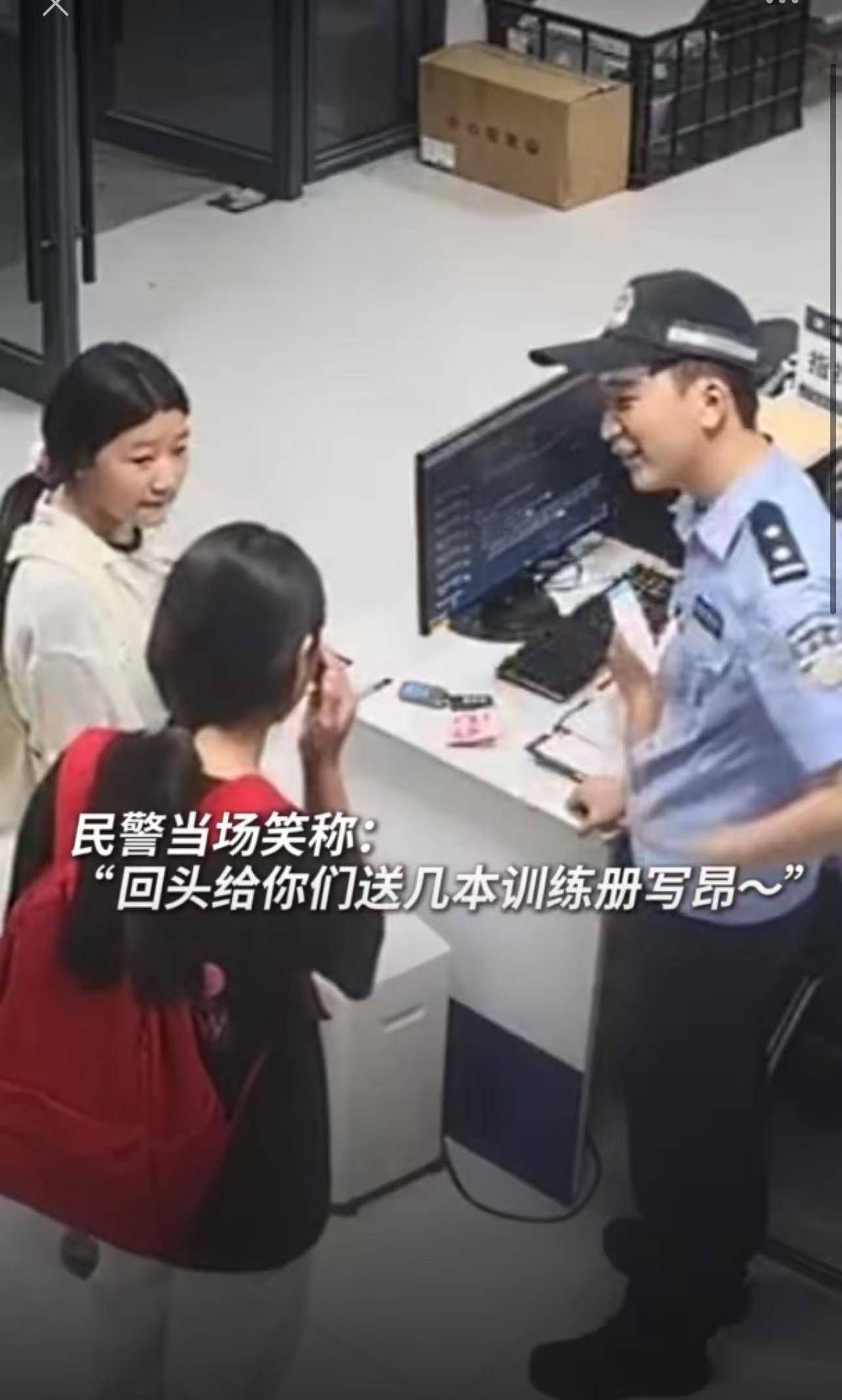 少年拾金不昧，民警暖心嘉奖传暖意
少年善举暖人心，警民互动超治愈。安徽临泉两名中