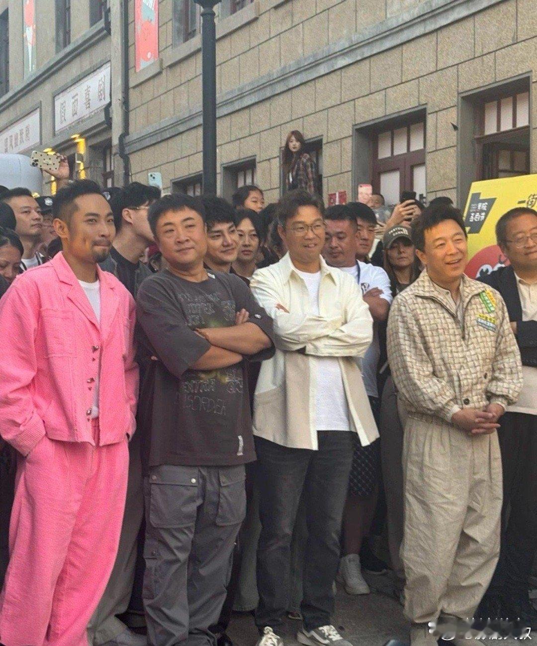 当年的港星可都是一众型男帅哥，内地的男演员，扛把子的，颜值比较普通啊。 ​​​