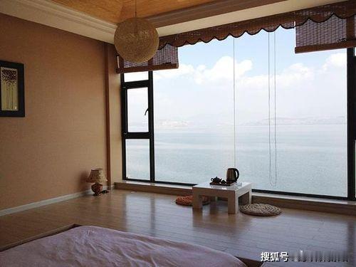 忌落地窗过大 　　对于很多人来说，为了更好的观景，必然要设置落地窗来更好的观赏大