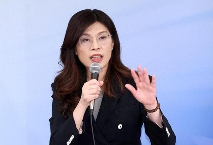 郑丽文现在估计肠子都悔青了。

她后悔的不是向日本灾区伸了援手，也不是以个人名义