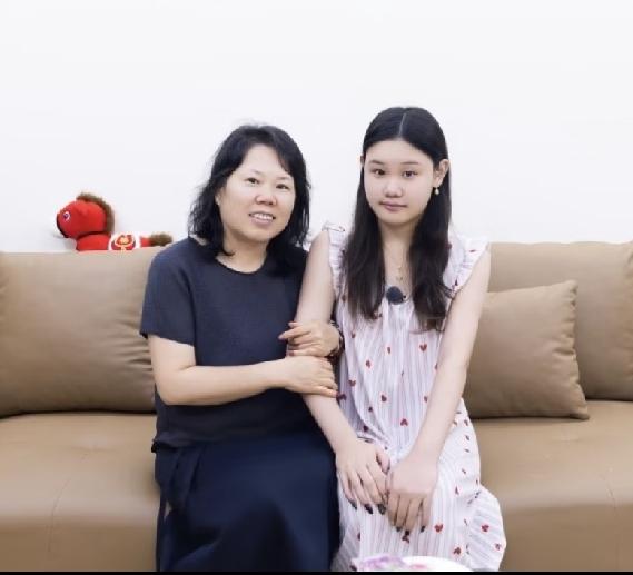 张家齐妈妈，这也算是给女儿事业出了把力了[捂脸]
 
因为她在节目里的一系列言行