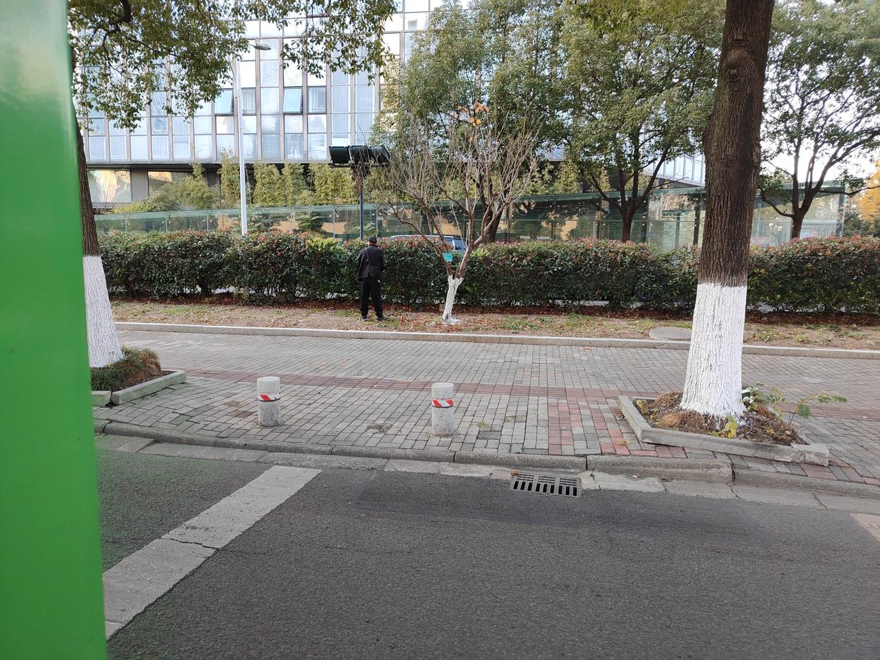 这好歹也稍微躲到角落里去啊！就这么大庭广众之下“上厕所”，实在不太雅观。其实多走