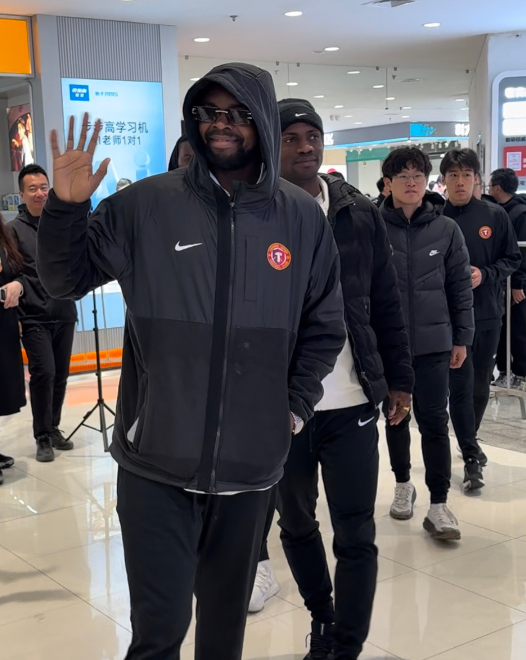 今天来参加活动姆本扎戴了一个墨镜，哈哈 沈阳·辽宁体育馆