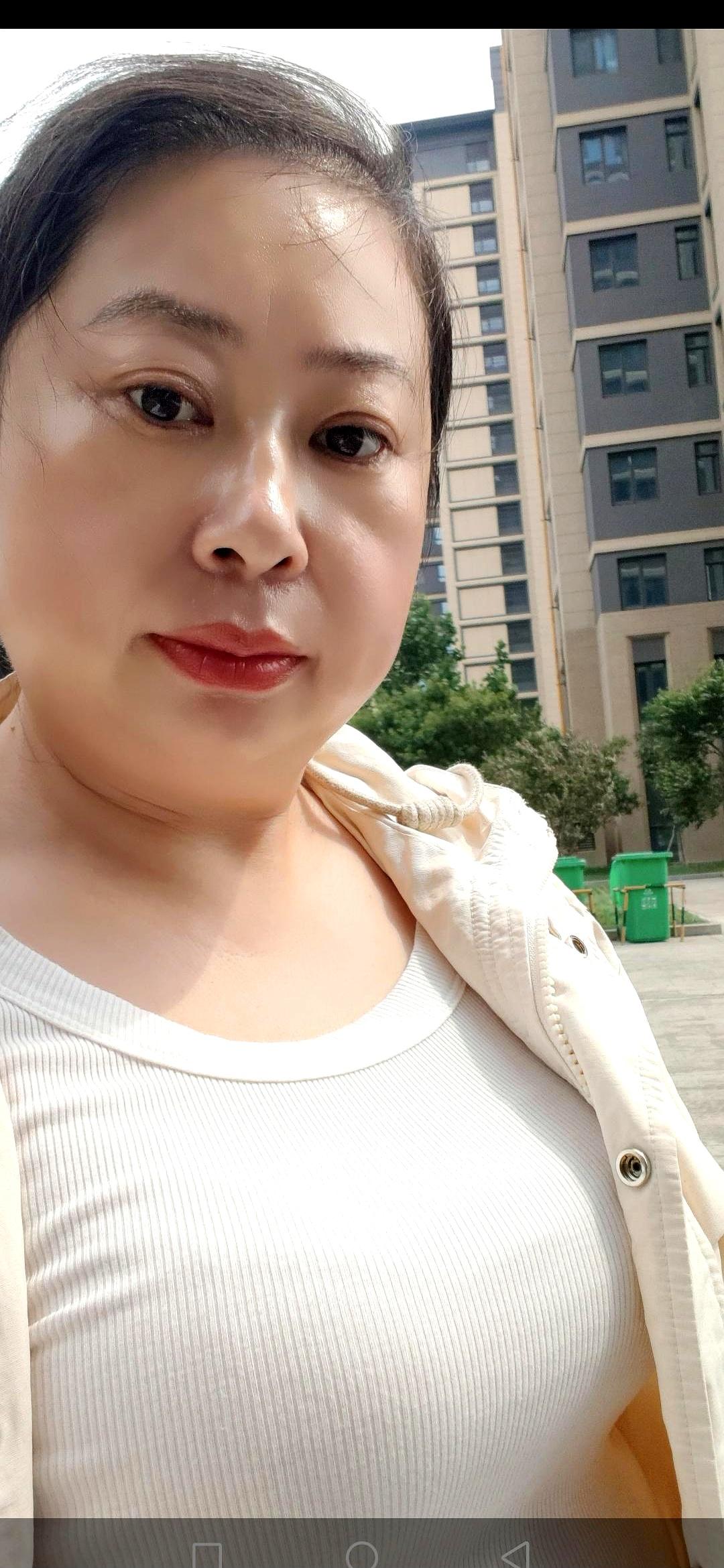 有人要吗？
一句像摆摊的吆喝，指向一个女儿：已工作、没负担、收入稳，只想遇到个好