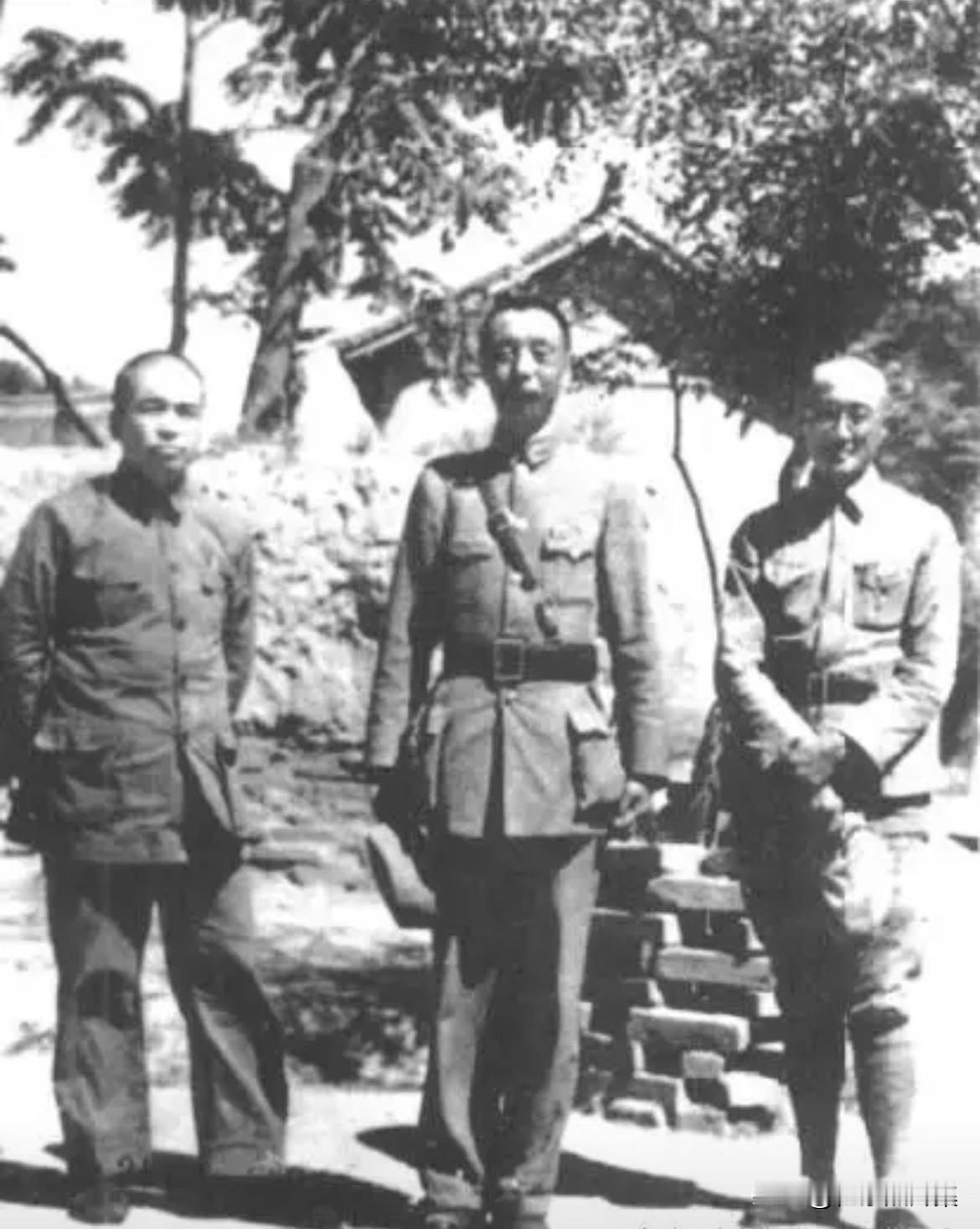 1938年8月20日，左起彭德怀（八路军副总司令）、鹿钟麟（国民党河北省主席）和