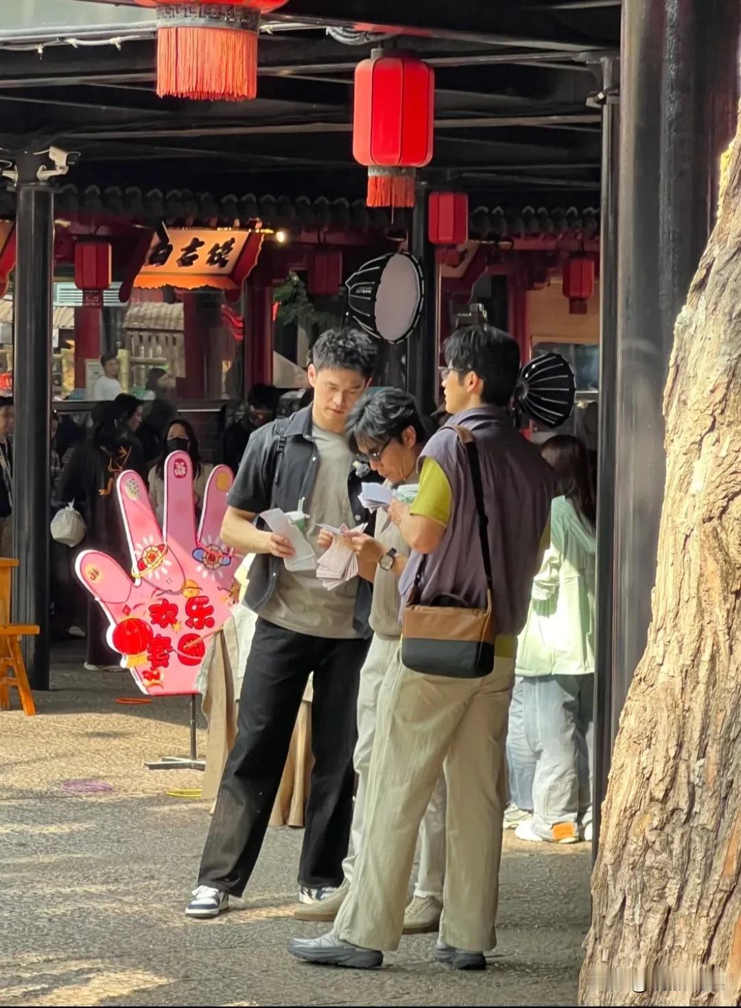 这一幕太好笑了，1米81的秦昊，在1米98孙杨和1米86的孙丞潇的“夹击”下，居