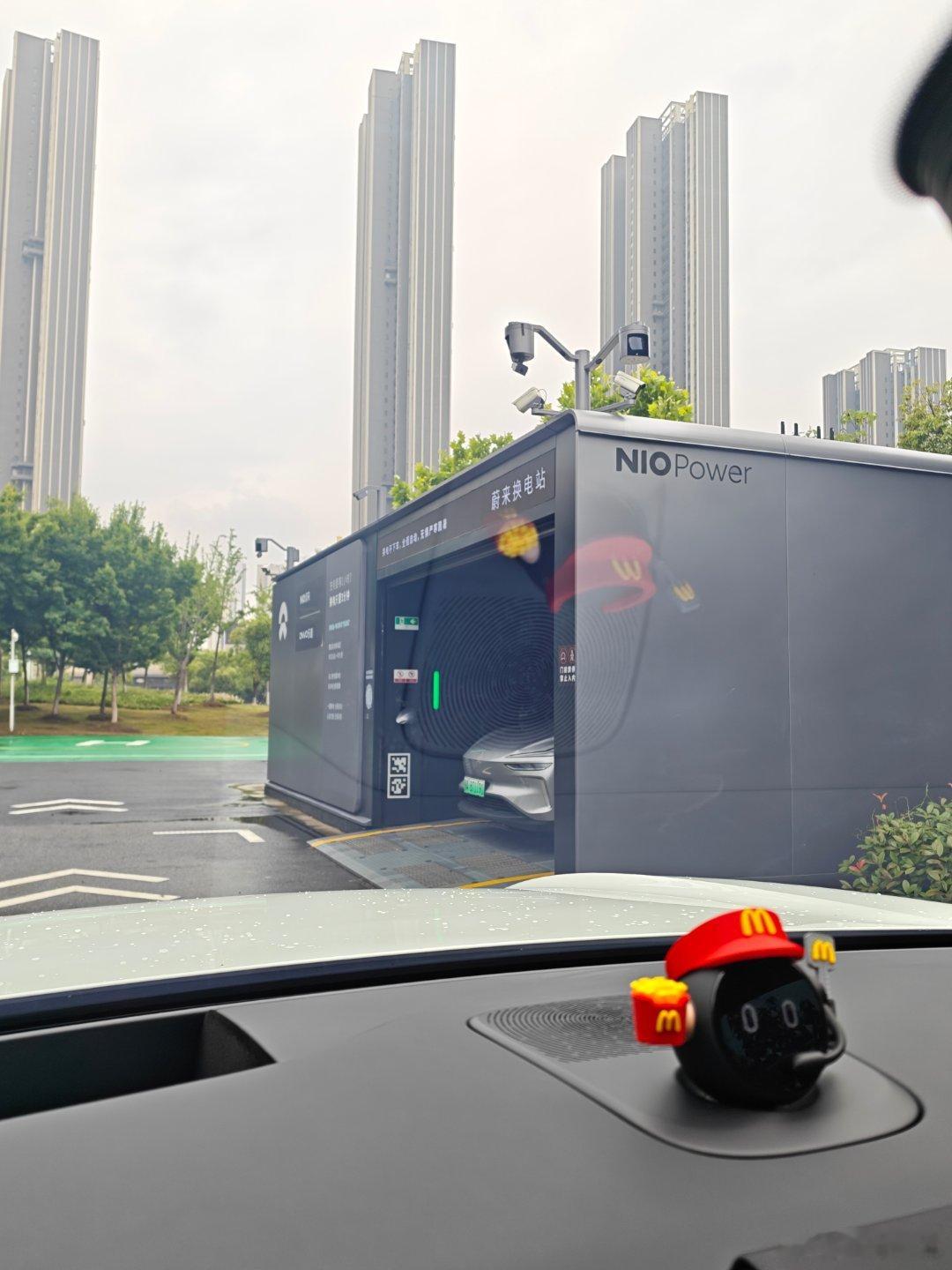 继续出发荆州收车 正好顺路换个电 恰好碰上中午电费便宜的时候0.97一度 一般我