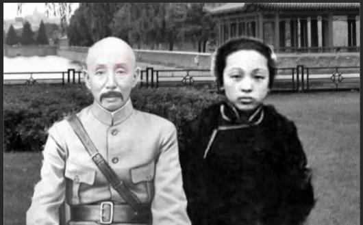 1892年，辽西大地主赵占元在大街上偶遇被围殴的张作霖。尽管被打的鼻青脸肿，年仅