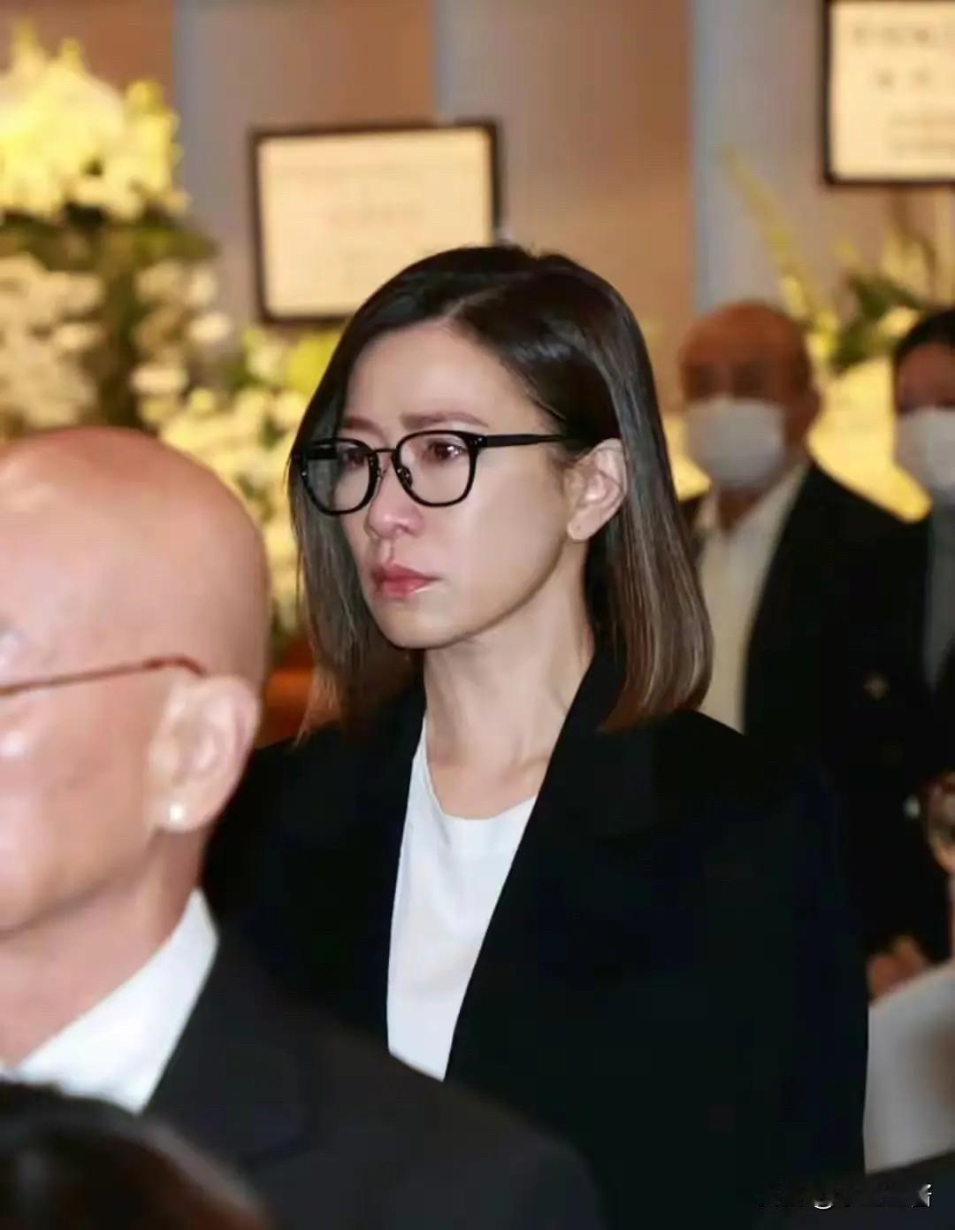 50岁的佘诗曼
给所有网友提了个醒
钱再多有什么用？如果一辈子无儿无女，资产最后