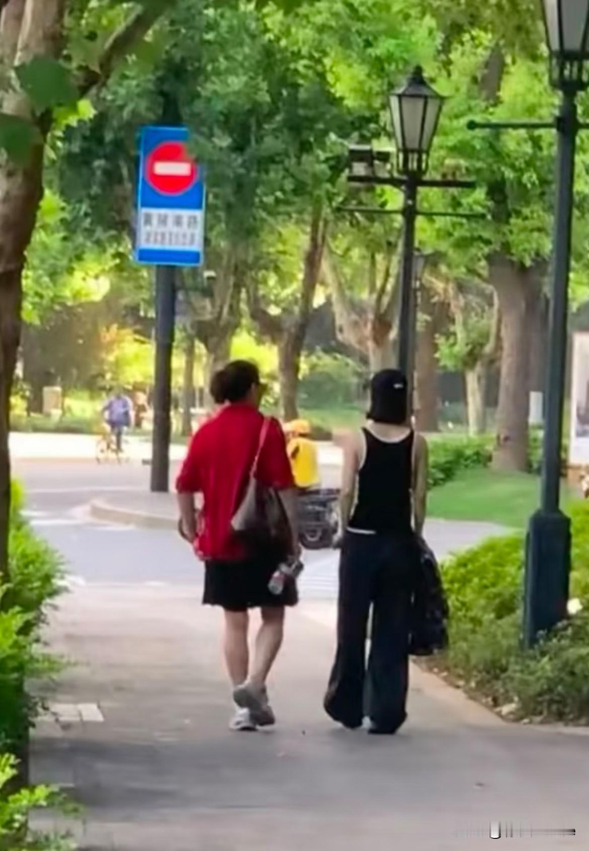 5月9日，赵丽颖闷声干大事，不当演员的日子里，原来是在做学生，有网友透露，赵丽颖