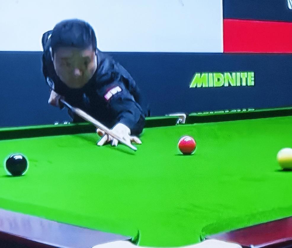 休息归来，丁俊晖91-2拿下第5局，再度领先比分3-2，今天丁主任打得很稳健，几