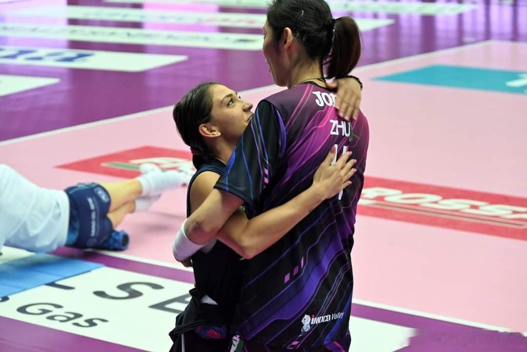 📸朱婷与斯坎迪奇前队友#朱婷[超话]##女排[超话]# ​​​