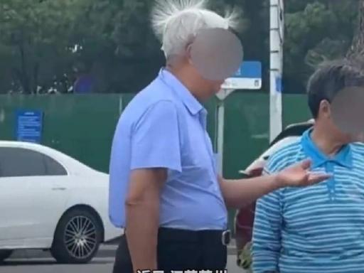 江苏苏州，男子户外吃烧烤发现路人头发"炸毛"。褚先生称坐在外面吃烧烤，发现有路人