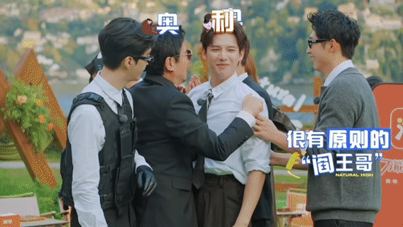 王安宇是奥利奥本利 现在就出发游戏里挑战找“伪装大师”，与左右夹着，一举一动都被