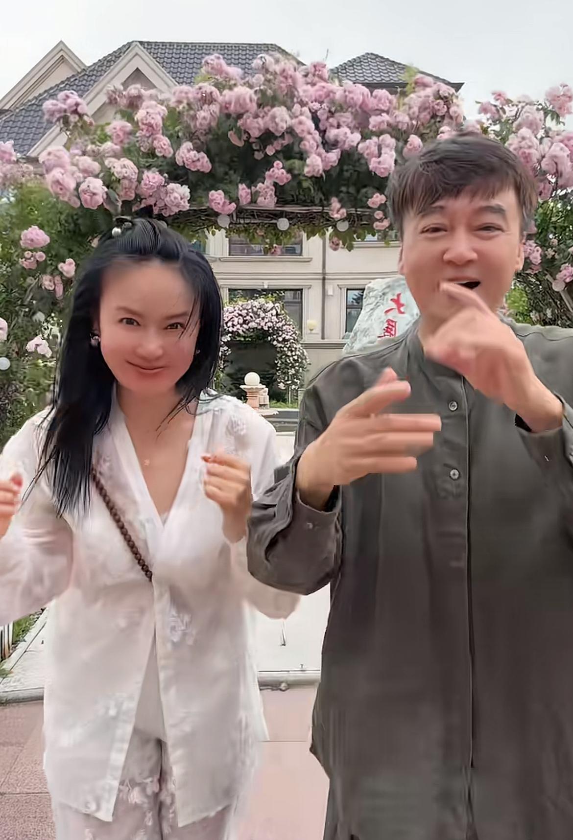 赵本山徒弟“张中维（张小伟）”的豪宅太气派了，满院的蔷薇不仅透着喜气，而且幸福感