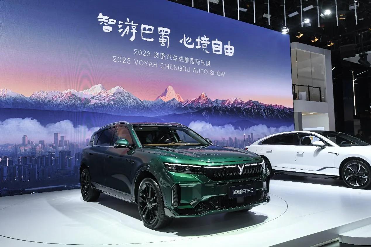 售价26.69万的新岚图FREE，定位为“智驾游大五座SUV”，既然适合出游，很