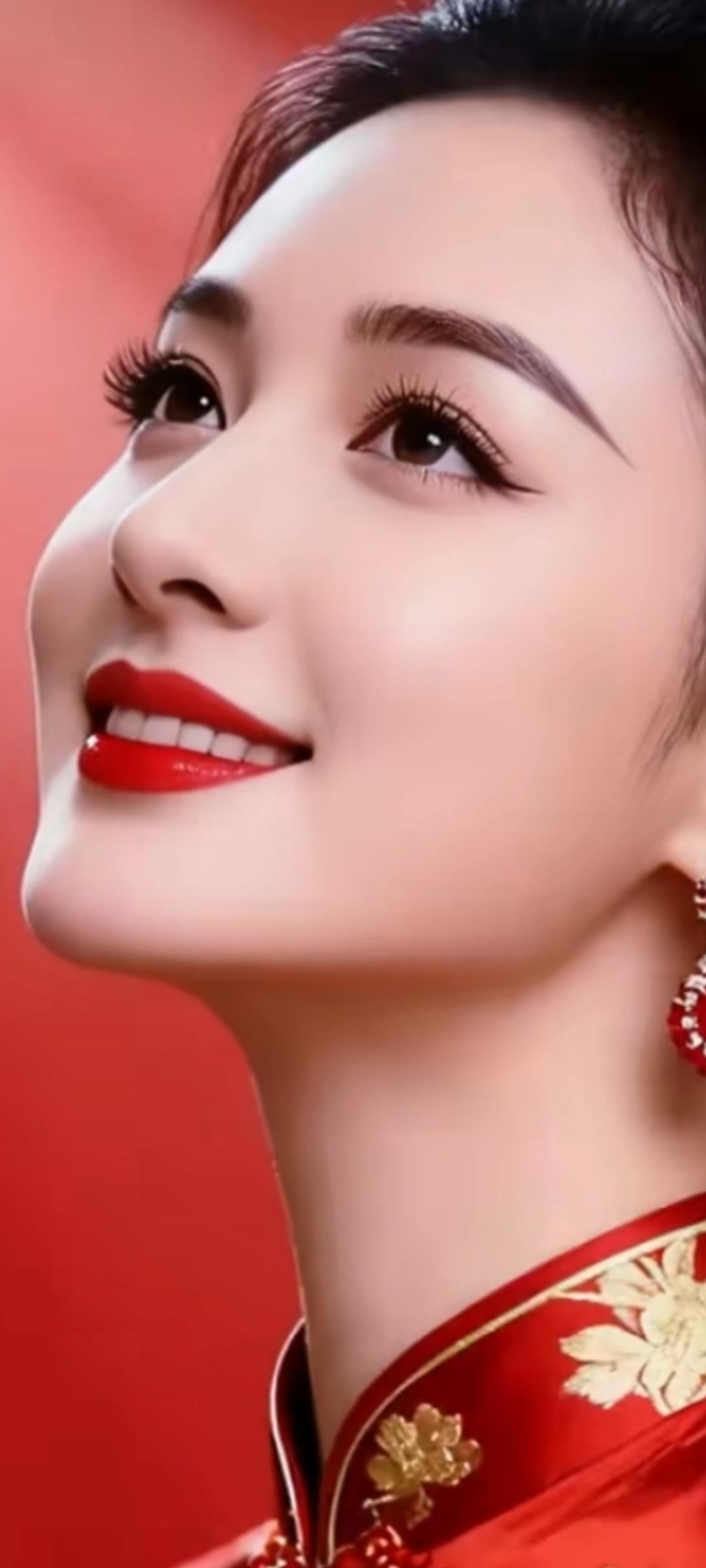 惊艳的东方美人，红唇与金饰相映成辉，古典与现代完美融合。