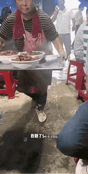 见过打包带走吃剩下的饭菜者，像这样把刚端上桌子的菜，直接倒进食品袋子的人，还真是