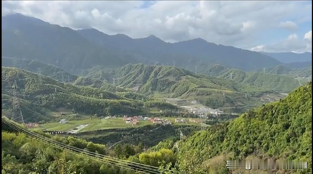 骑行界大神刘伟元再度踏上征程。今日，刘伟元发布视频，他已从成都出发，历经两天骑行