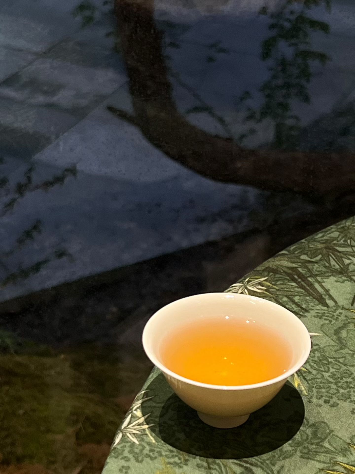 品茶赏器交友  情绪乱了，就喝茶，把自己泡回原味。  