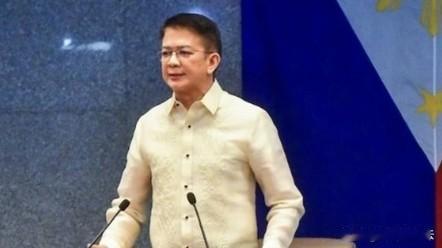 大量的菲律宾民众认为埃斯库德罗在审理完莎拉弹劾之后，其背负的贪腐案有可能被重新审