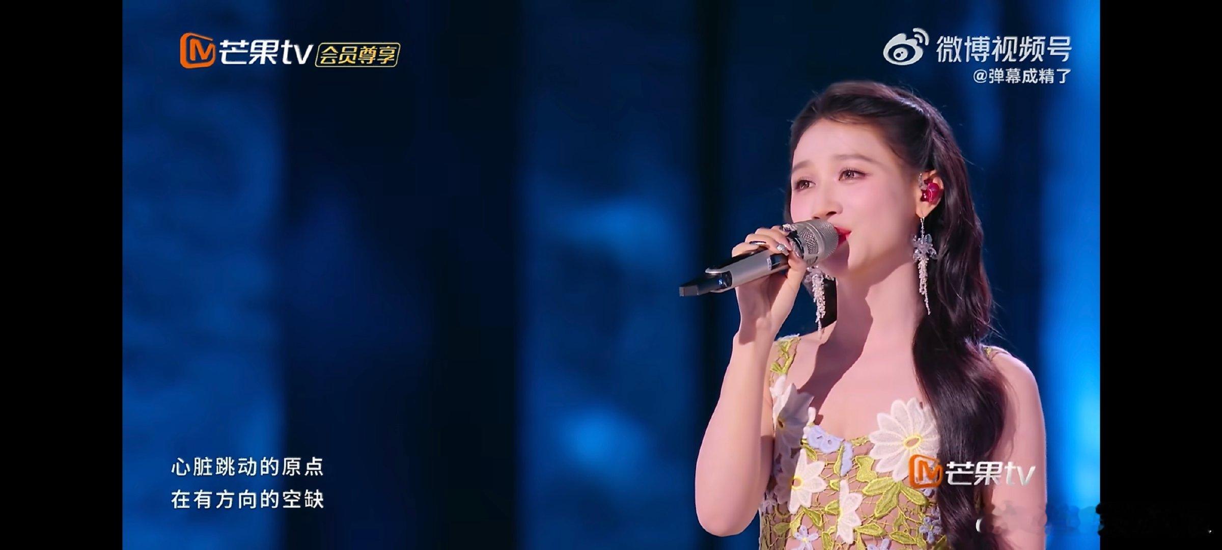何宣林唱了冰糖炖雪梨插曲熟悉的旋律配上她极具故事感的嗓音，瞬间就把人拉回到追剧的