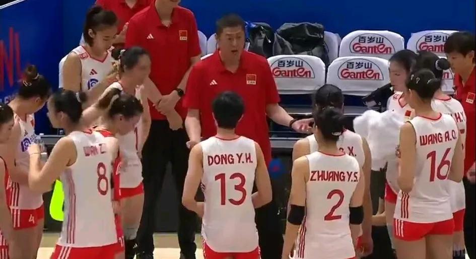 24-22领先2分，拿到赛点的情况下，中国女排连丢4分，被保加利亚队以26-24