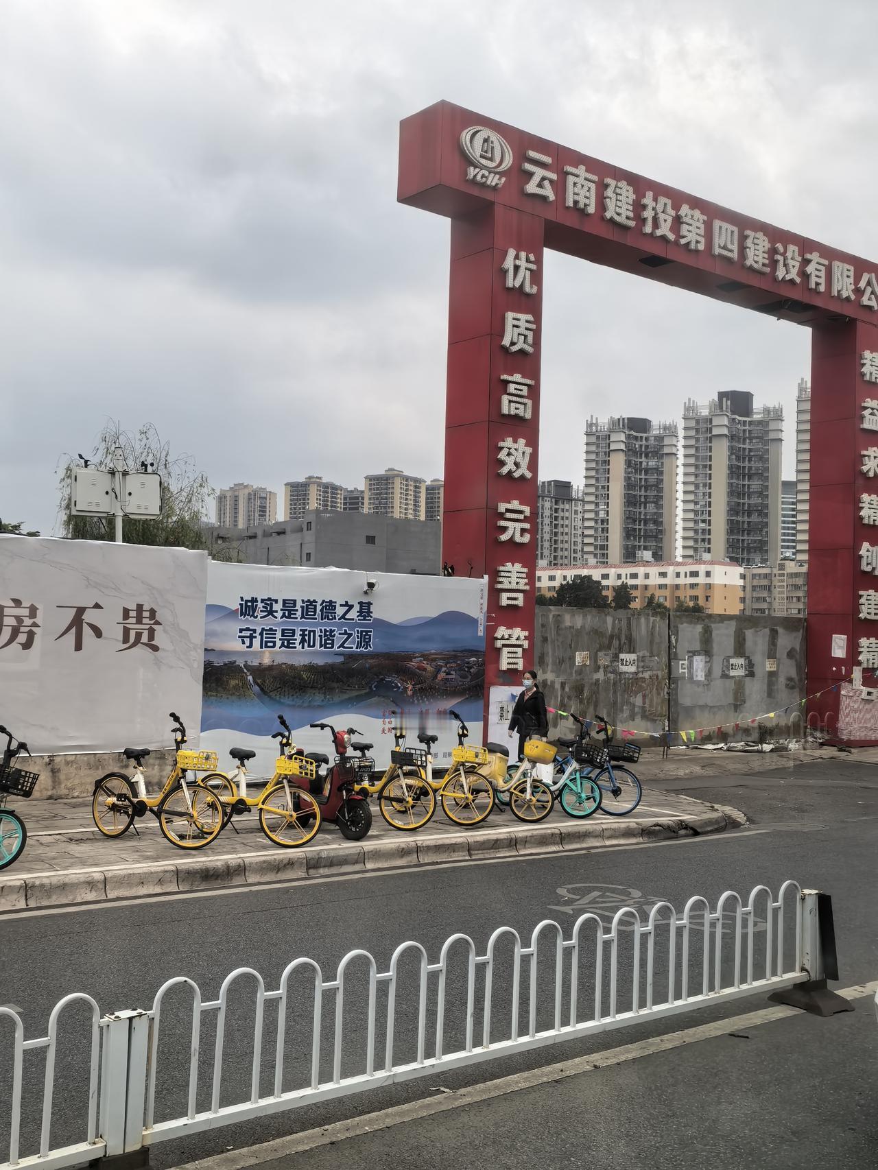 二环东路与穿金路的交叉口这里，是俊发盛唐城的，后面由于俊发的自身原因，没有再建了