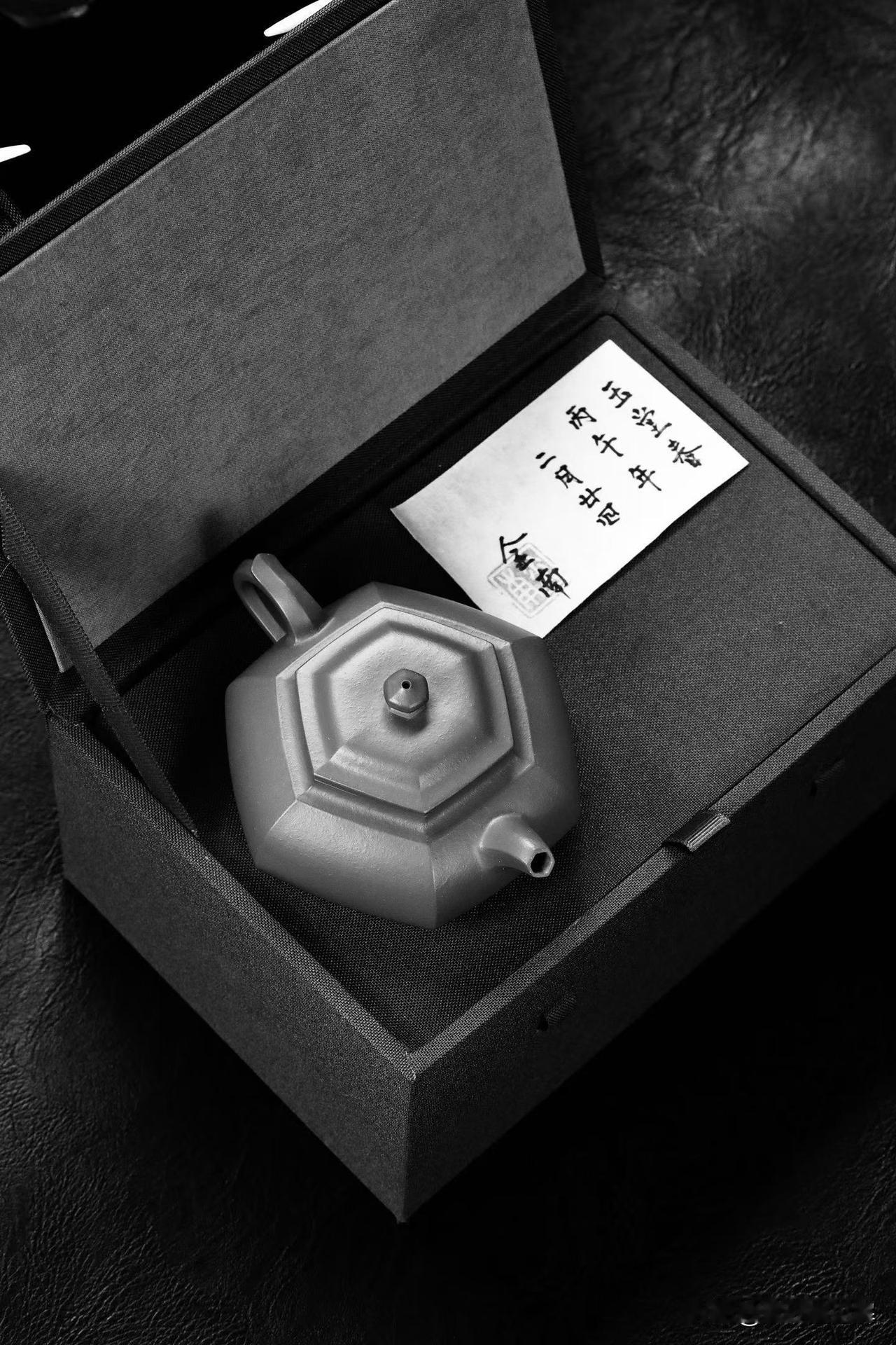 玉堂春丨全手工丨实力派金南作品
容量150cc|原矿朱泥
紫玉兰雅称玉堂春，作者