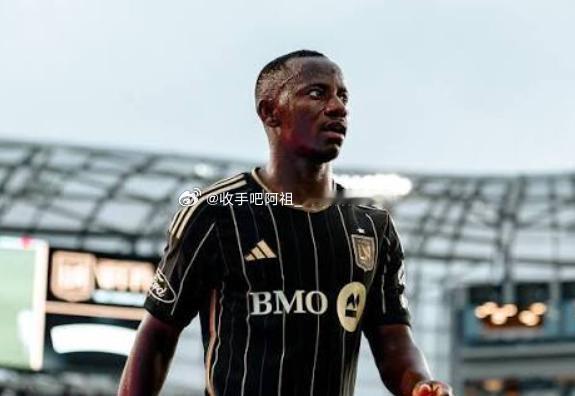 据德转中国区管理员朱艺消息，加纳边锋耶博签约中超球队青岛海牛。朱艺写道:“加纳球