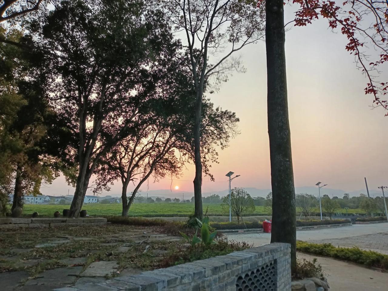 夕阳
夕阳西下，雾蒙蒙的，风景却很美！