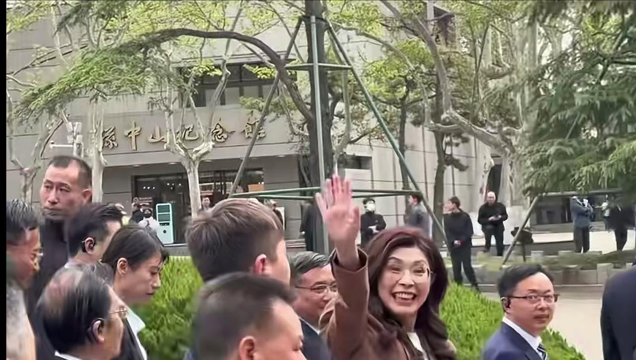 网友偶遇国民党主席郑丽文向周围人群打招呼，好心情都写在了郑主席的脸上！
    