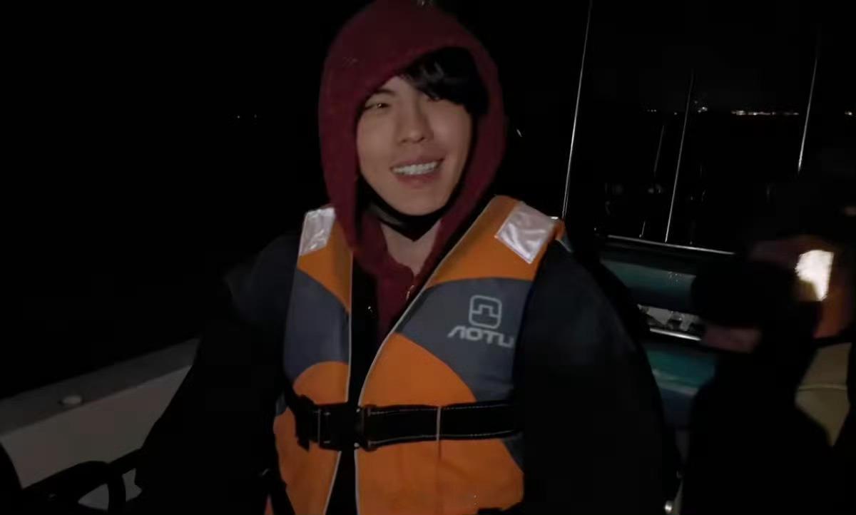 毕雯珺素颜出海合伙人高光时刻片场工作刚收尾就奔赴行程，毕雯珺卸下妆容连夜乘船赶路