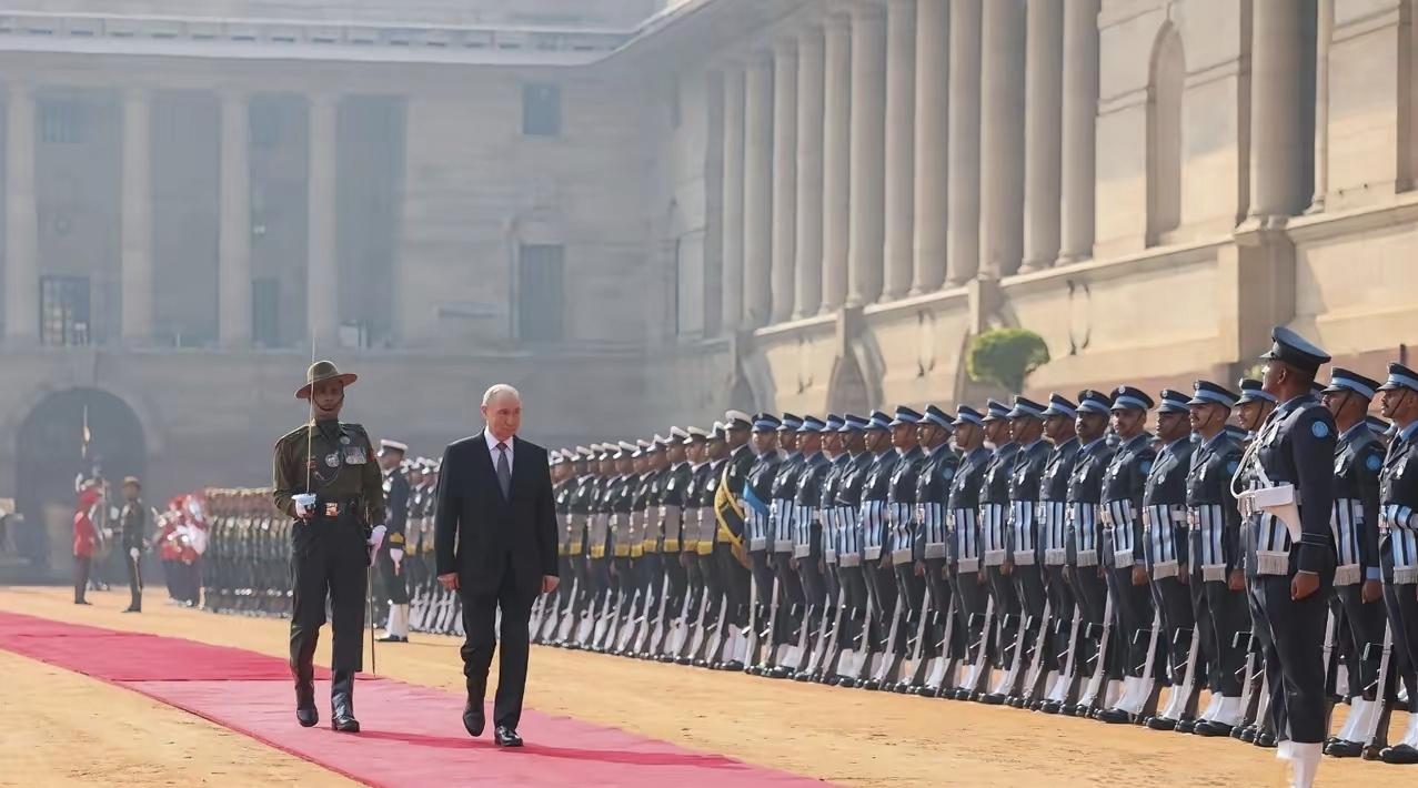 普京访印（左图，2025年）与普京访华（右图，2024年），揭示中印接待外宾风格