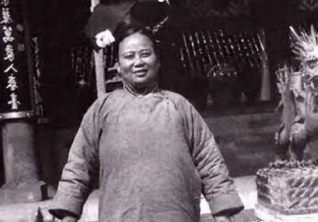 慈禧的贴身宫女回忆：入宫后，整晚都要侧着身子、夹紧双腿睡觉，期间不能改变姿势，其