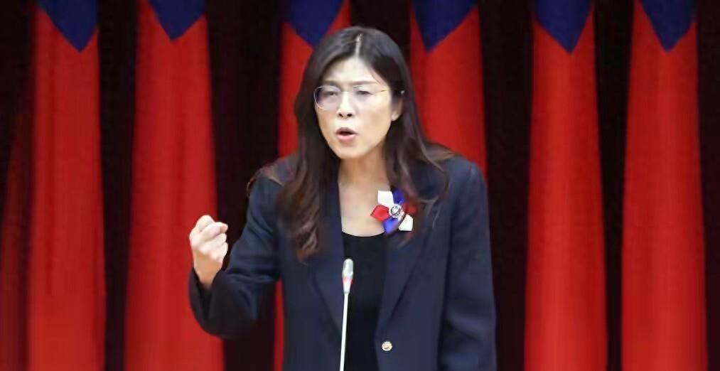 小党敢明牌，大党仍在兜圈子。新党直接在党庆上把"和平统一"说出口，国民党主席郑丽